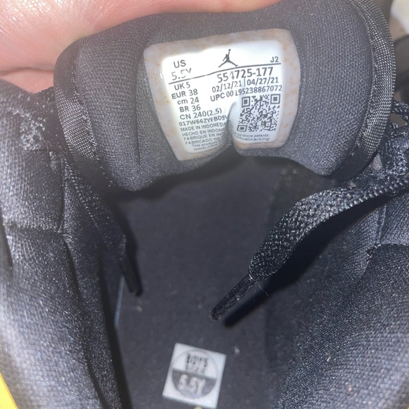 Air Jordan 1 Mid GS ‘Black University Gold’ - Picture 5 of 5